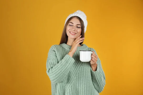 Felice Bella Donna Con Tazza Vin Brulè Sfondo Giallo — Foto Stock