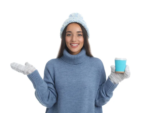 Счастливая Красивая Женщина Бумажной Чашкой Глинтвейна Белом Фоне — стоковое фото
