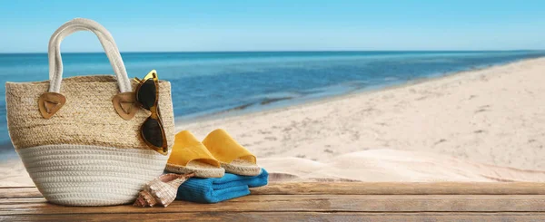 Accesorios Playa Superficie Madera Cerca Del Mar Espacio Para Texto —  Fotos de Stock