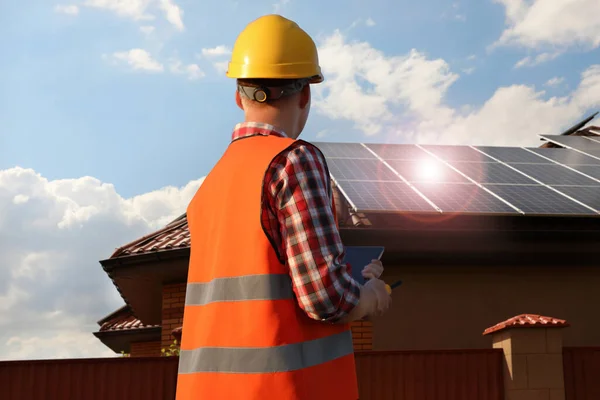 Ingegnere Vicino Casa Con Pannelli Solari Installati Fonte Energia Alternativa — Foto Stock