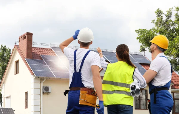 Ingegneri Vicino Casa Con Pannelli Solari Fonte Energia Alternativa — Foto Stock