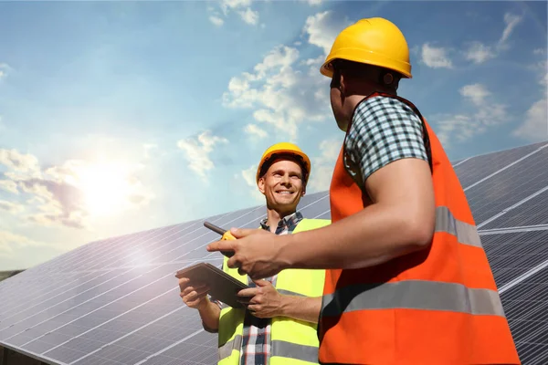 Engineers Solar Panels Outdoors Alternative Energy Source — Stock Photo, Image