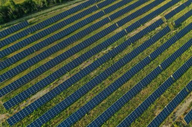 Güneş panelleri açık havada, manzaranın üstünde. Alternatif enerji kaynağı