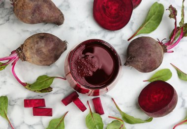 Beyaz mermer masada taze yapılmış pancar suyu, düz.