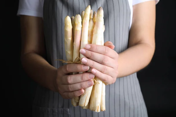 Kvinna Som Håller Färsk Vit Sparris Svart Bakgrund Närbild — Stockfoto