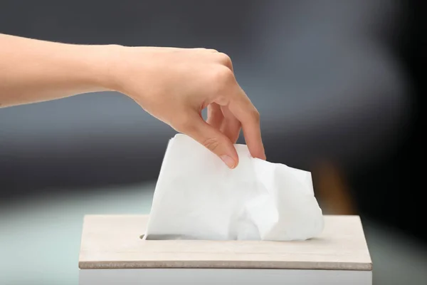 Mujer Tomando Tejido Papel Titular Sobre Fondo Borroso Primer Plano — Foto de Stock