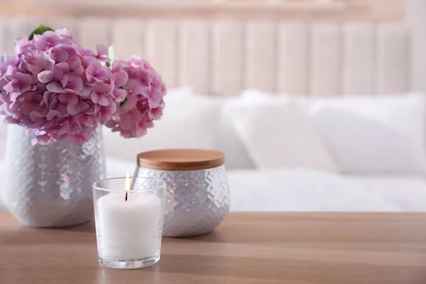 Brennende Kerzen Und Schöne Blumen Auf Dem Holztisch Drinnen Raum — Stockfoto
