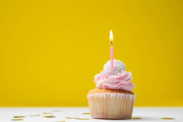 Delicioso Cupcake Cumpleaños Con Vela Confeti Sobre Mesa Blanca Sobre —  Fotos de Stock