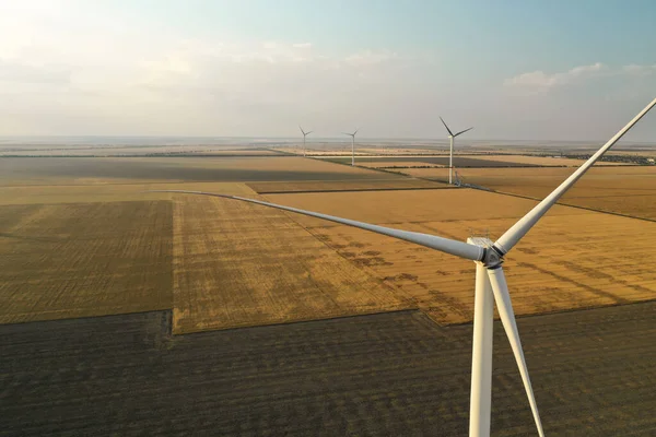 Nowoczesny Wiatrak Szerokim Polu Efektywność Energetyczna — Zdjęcie stockowe