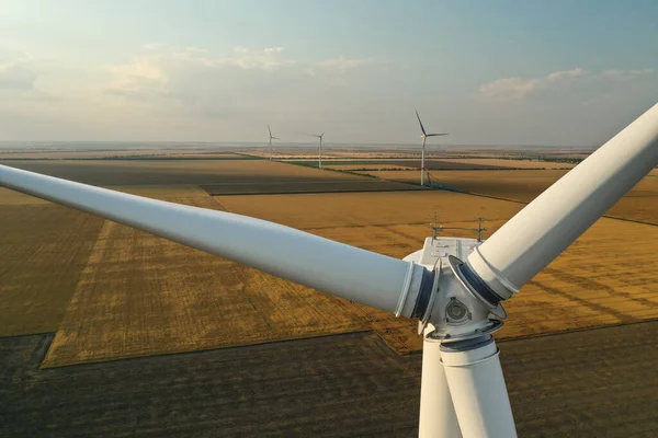 Сучасний Вітряк Широкому Полі Впритул Енергоефективність — стокове фото