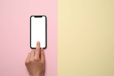 MYKOLAIV, UKRAINE - Temmuz 07, 2020: iPhone 11 kullanan kadın, üst görünüm. Tasarım için model