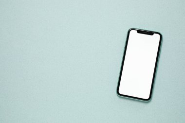 MYKOLAIV, UKRAINE - 07 Temmuz 2020: iPhone 11 açık mavi arka plan, üst manzara. Tasarım için model