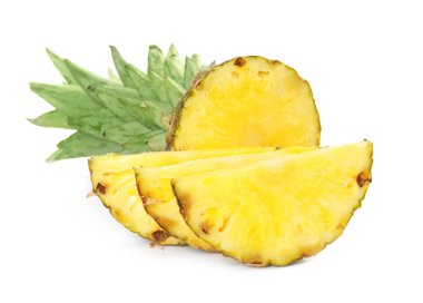 Beyaz üzerine izole edilmiş taze ananas dilimleri.