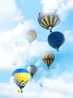 Harika rüyalar. Mavi gökyüzünde bulutlu sıcak hava balonları  