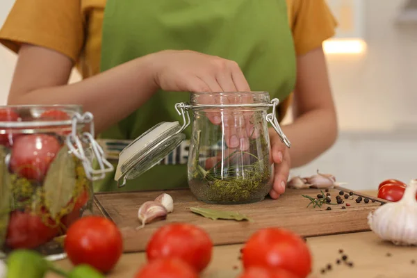 Mujer Poniendo Eneldo Tarro Decapado Mesa Cocina Primer Plano — Foto de Stock