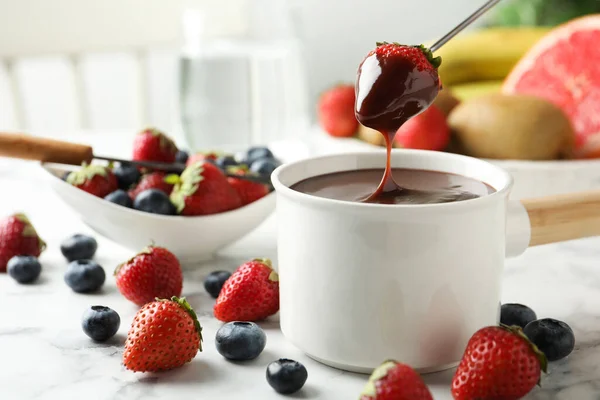 Erdbeere Fonduetopf Mit Schokolade Auf Weißem Marmortisch Tauchen — Stockfoto