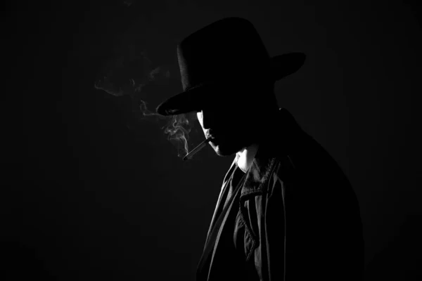 Παλιομοδίτης Ντετέκτιβ Καπνίζει Τσιγάρο Σκούρο Φόντο Μαύρο Και Άσπρο Αποτέλεσμα — Φωτογραφία Αρχείου
