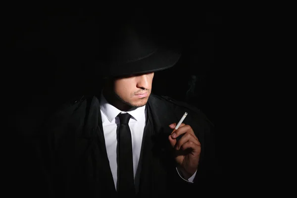 Altmodischer Detektiv Raucht Zigarette Auf Dunklem Hintergrund — Stockfoto