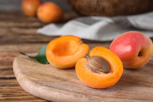 Köstliche Frische Reife Aprikosen Auf Holztisch Nahaufnahme — Stockfoto
