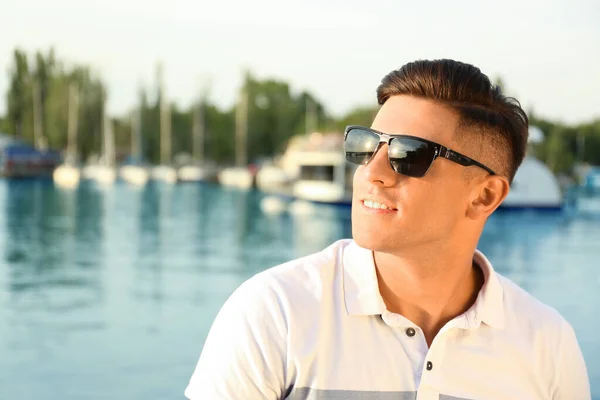 Hombre Guapo Con Gafas Sol Elegantes Cerca Del Río Espacio — Foto de Stock