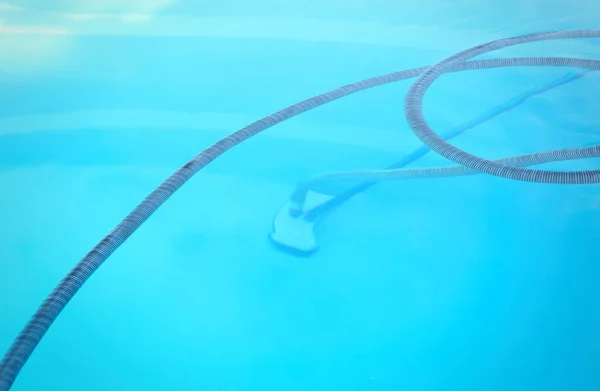 진공으로 수영장을 — 스톡 사진