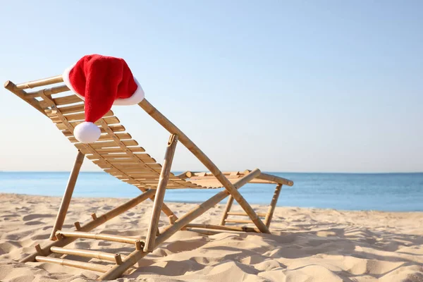 Espreguiçadeira Com Chapéu Papai Noel Praia Espaço Para Texto Férias — Fotografia de Stock