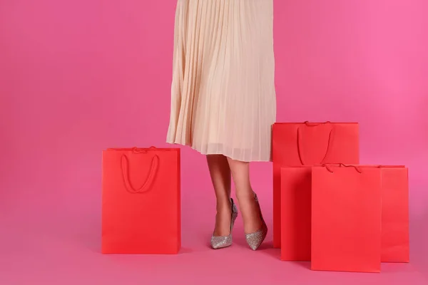 Frau Mit Einkaufstaschen Auf Rosa Hintergrund Nahaufnahme Black Friday Sale — Stockfoto