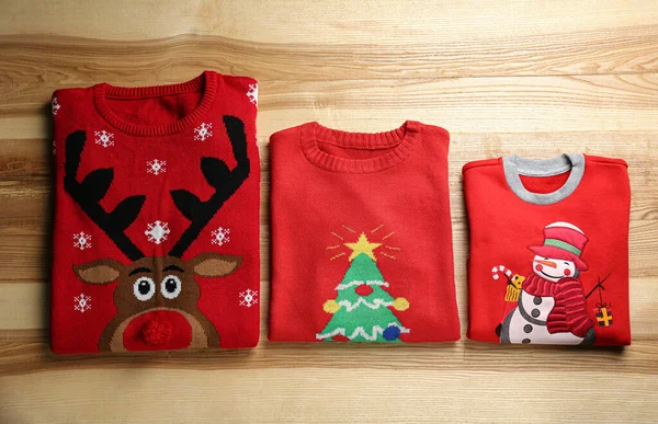 Folded Warm Christmas Sweaters Wooden Table Flat Lay — Stock Photo, Image