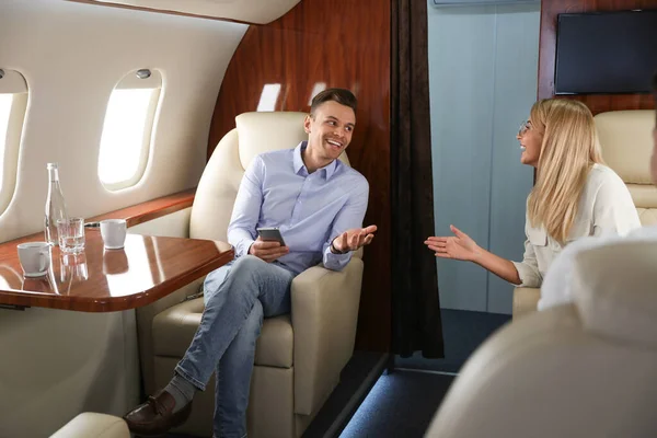 Homem Mulher Conversando Durante Voo Viagens Aéreas — Fotografia de Stock