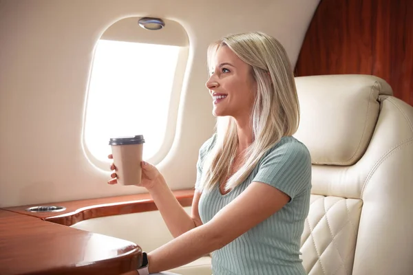 Mulher Bonita Com Copo Papel Avião Viagens Aéreas — Fotografia de Stock