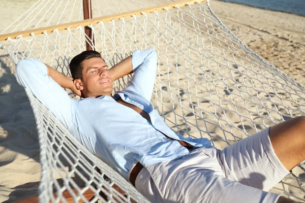 Przystojny Mężczyzna Relaksujący Się Hamaku Plaży — Zdjęcie stockowe