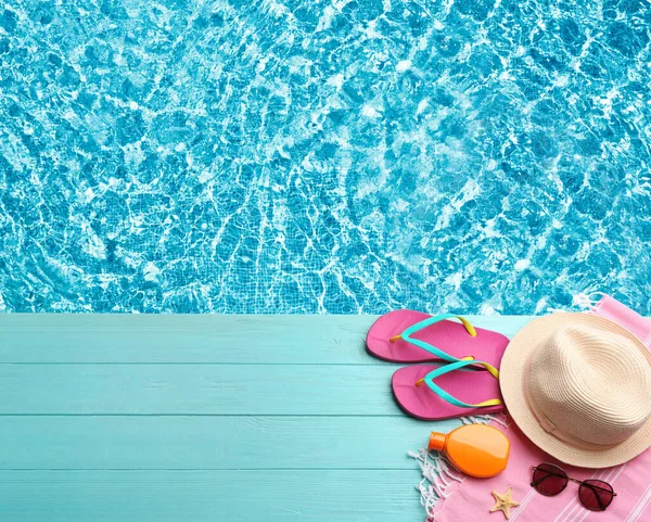 Strandzubehör Auf Türkisfarbenem Holzdeck Der Nähe Des Swimmingpools Flach Gelegt — Stockfoto