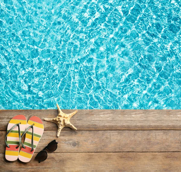 Strandzubehör Auf Holzdeck Der Nähe Des Swimmingpools Flach Gelegt Raum — Stockfoto