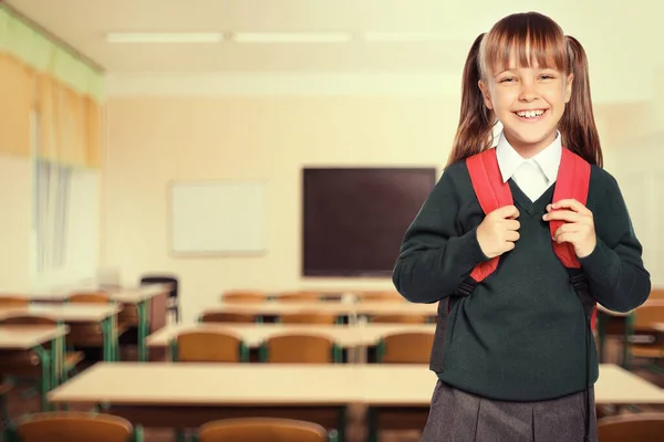 Bambina Con Zaino Classe Vuota — Foto Stock