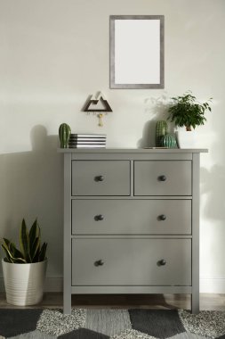 Duvarında boş poster olan şık bir koridor. Tasarım için model