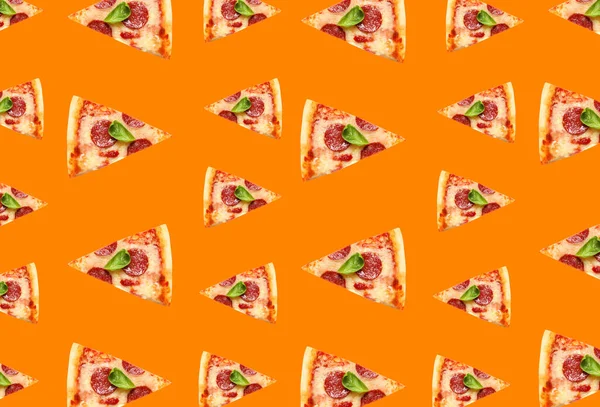Πεπερόνι Φέτες Πίτσα Πορτοκαλί Φόντο Σχεδιασμός Μοτίβου — Φωτογραφία Αρχείου
