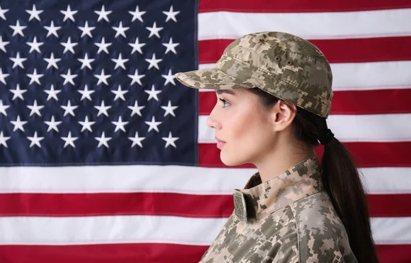 Γυναίκα Στρατιώτης Στολή Κατά Της Σημαίας Των Ηπα — Φωτογραφία Αρχείου