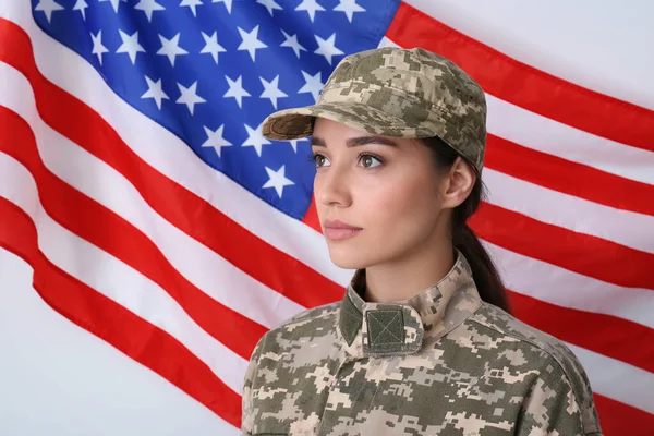 Kvinna Soldat Uniform Och Usa Flagga Vit Bakgrund — Stockfoto