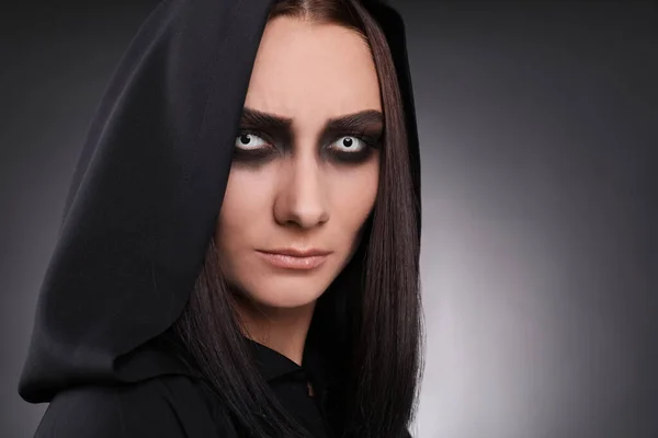黑黑的背景上有着恐怖眼睛的神秘女巫 — 图库照片