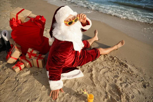 Babbo Natale Con Cocktail Borsa Regali Rilassanti Sulla Spiaggia Vacanze — Foto Stock