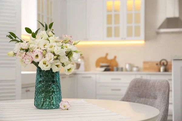 Mutfaktaki Masada Bir Buket Güzel Çiçek Mesaj Için Yer Var — Stok fotoğraf
