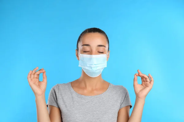 마스크를 배경에 명상하는 폐쇄성 폐질환으로 스트레스에 세계적 유행병 — 스톡 사진