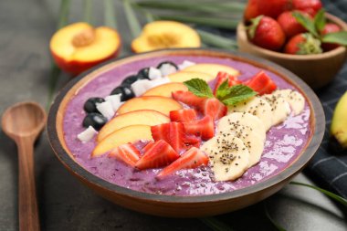 Taze meyveli leziz acai smoothie, yakın plan.