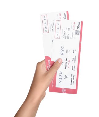 Beyaz arka planda biletleri olan bir kadın, yakın plan. Seyahat acentası kavramı