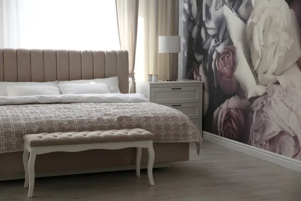 Yatak Odasının Kısımlarında Duvar Kağıdı Olarak Kullanılan Güzel Bir Çiçek — Stok fotoğraf