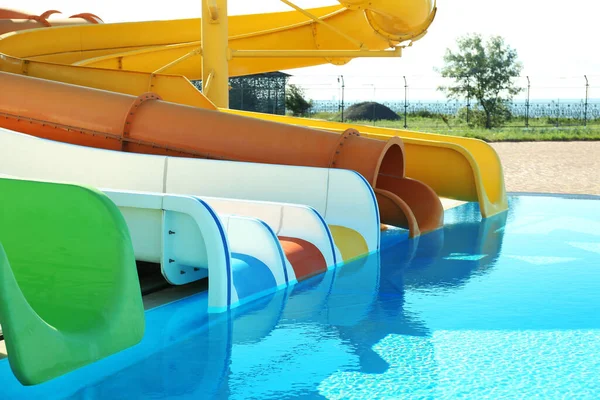 Verschillende Kleurrijke Glijbanen Zwembad Waterpark Zonnige Dag — Stockfoto
