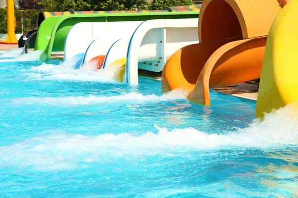 Diversi Scivoli Colorati Piscina Nel Parco Acquatico Nella Giornata Sole — Foto Stock