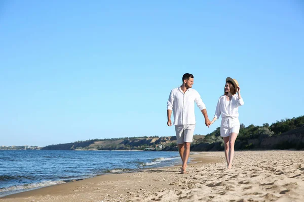 Härligt Par Som Går Stranden Plats För Text — Stockfoto