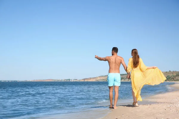 Vrouw Bikini Haar Vriendje Het Strand Achteraanzicht Met Ruimte Voor — Stockfoto