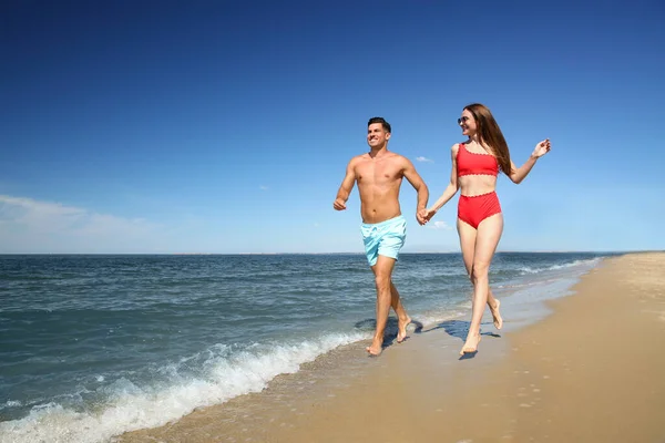 Mujer Bikini Novio Playa Espacio Para Texto Pareja Feliz — Foto de Stock